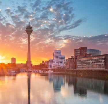 hlcom_office-mobile-banner-dusseldorf_shutterstock_1408377086